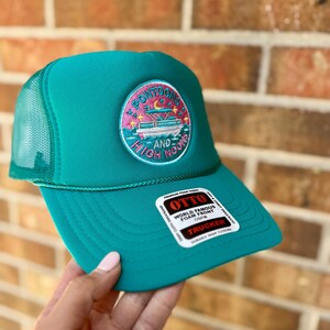 Pontoons and High Noons Trucker Hat – Lake Hair, Don’t Care Vibes – Funny Summer Snapback – Boat Day Essential – Bachelorette Party Hat afbeelding 3