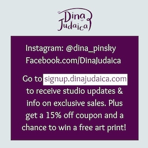 K&ouml;nnte beinhalten: Eine violette rechteckige Grafik mit dem Text Dina Judaica, Instagram: @dina_pinsky, Facebook.com/DinaJudaica und der URL signup.dinajudaica.com. Der Text l&auml;dt dazu ein, sich f&uuml;r Studio-Updates, exklusive Angebote, einen 15%-Rabattgutschein anzumelden.