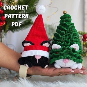 Puede incluir: Patrón de crochet PDF para un gato negro con un gorro de Papá Noel rojo y un gato blanco con un disfraz de árbol de Navidad verde.