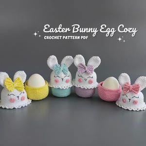 Pode incluir: Cobre ovos de Páscoa de coelhinho de crochê em branco, amarelo, azul e rosa. Cada coelhinho tem um laço e um rosto sorridente. O texto "Easter Bunny Egg Cozy CROCHET PATTERN PDF" é exibido.