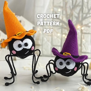 Puede incluir: Dos arañas de ganchillo con sombreros de bruja, una naranja y otra morada. Las arañas son negras con ojos blancos y mejillas rosas. El texto "CROCHET PATTERN PDF" es visible. Tema de Halloween.