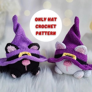 Peut inclure: Deux figurines de chat au crochet, une noire et une blanche, chacune portant un chapeau de sorcière violet avec une boucle jaune. Les chapeaux ont des détails d'oreilles de chat. Le texte "ONLY HAT CROCHET PATTERN" est dans un cercle blanc.