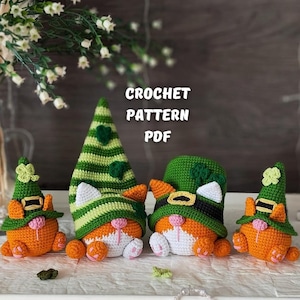 Può includere: Quattro figure di gnomo amigurumi all'uncinetto che indossano cappelli verdi con trifogli. Gli gnomi sono seduti su una superficie bianca con uno sfondo in legno. Il testo "CROCHET PATTERN PDF" è visibile nell'immagine.