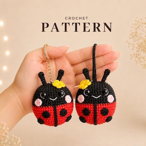 Puede incluir: Dos llaveros de mariquita de ganchillo hechos a mano. Las mariquitas son negras y rojas con detalles amarillos y rosas. La imagen muestra el texto "CROCHET PATTERN".