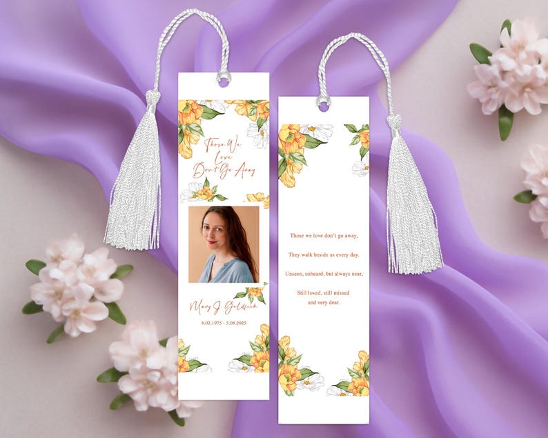 Pode incluir: Dois marcadores brancos com um design floral e uma foto de uma mulher. Os marcadores t&ecirc;m uma borla branca e o texto "Aqueles que amamos n&atilde;o v&atilde;o embora." Os marcadores tamb&eacute;m incluem datas e nomes.