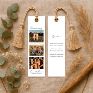Pode incluir: Dois marcadores brancos com borlas bege e ilh&oacute;s dourados. Um marcador tem tr&ecirc;s fotos de fam&iacute;lia e o texto "Forever in memory". O outro marcador tem o texto "Remember me" e um poema. O fundo &eacute; bege neutro.