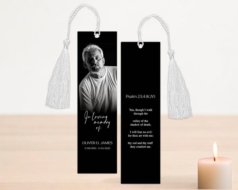 Pode incluir: Marcador de livro comemorativo preto com uma foto de um homem e o texto "In Loving Memory of Oliver D. James 5/06/1955-5/25/2025". O segundo marcador de livro tem o texto "Salmo 23:4 (KJV)" e um vers&iacute;culo. Ambos t&ecirc;m borlas brancas.