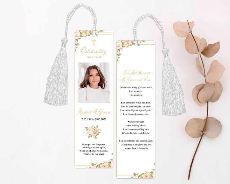 Pode incluir: Dois marcadores comemorativos com borlas brancas. Um apresenta uma foto, o texto "Celebrating the Life of", um nome e datas. O outro tem um poema. Ambos t&ecirc;m detalhes florais e uma cruz dourada.