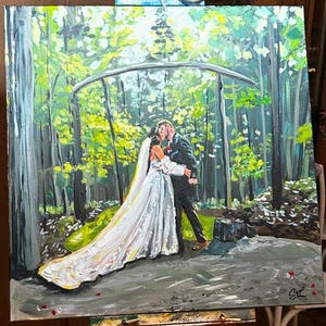 以下が含まれることがあります： 森の中で行われている結婚式を描いた絵画です。花嫁と新郎は木製のアーチの下でキスをしています。花嫁は長いベールをつけた白いドレスを着ており、新郎はダークスーツを着ています。背景は緑豊かな森です。