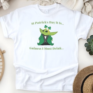 Divertida camiseta del Día de San Patricio: Camiseta de Yoda con la frase "Debo beber una Guinness".