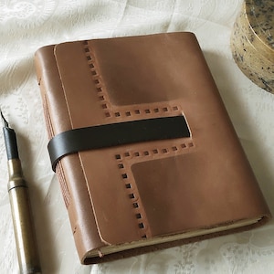 Diario in pelle marrone: copertina lavorata in stile vintage, taccuino da viaggio con carta retrò