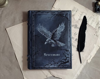 Die Feder des Raben - Nevermore Handgemachtes Lederbuch, Dunkelblau mit Kalligraphie