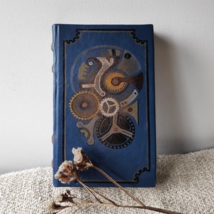 Blaues Lederjournal, handgefertigtes Blankobuch, Steampunk-Lederjournal, handbemalt - Das geheime Leben der Uhren