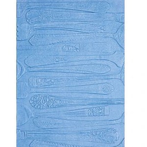 Puede incluir: Una esponja de cocina azul con un patrón en relieve de cubiertos. La esponja es texturizada y tiene un color azul claro.