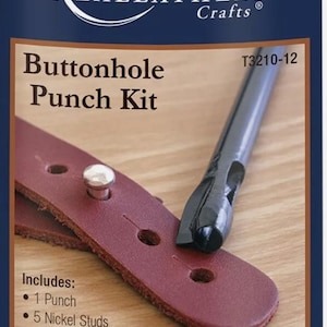 Puede incluir: Un kit de artesanía de cuero para hacer ojales. El kit incluye una herramienta de perforación, cinco tachuelas de níquel y cinco tachuelas de latón. El embalaje es azul y blanco con el texto "REALEATHER Crafts" y "Buttonhole Punch Kit" en negro. El número de producto es T3210-12.