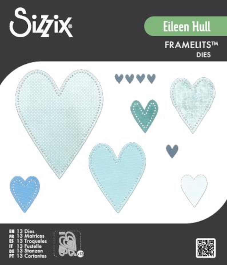 Peut inclure: Un ensemble de matrices de d&eacute;coupe Framelits en forme de c&oelig;ur, de diff&eacute;rentes tailles et nuances de bleu et de turquoise. Le logo de la marque Sizzix et "Eileen Hull" sont affich&eacute;s. L'emballage comprend le texte "FRAMELITS DIES".
