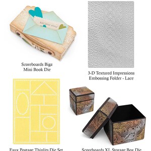 Op de afbeelding: Een set van drie stansmallen voor het maken van een mini-boek, een opbergdoos en een set postzegels. De stansmallen worden getoond met voorbeelden van de afgewerkte producten. Het mini-boek is gemaakt van hout en heeft een blauwe envelop met de woorden "tell your story" erop. De opbergdoos is gemaakt van karton en heeft een patroon. De postzegels zijn gemaakt van papier en hebben een gele achtergrond met witte contouren.