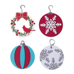 Pode incluir: Quatro designs diferentes de ornamentos de Natal. Os ornamentos s&atilde;o vermelhos, brancos e azuis com uma variedade de padr&otilde;es, incluindo um floco de neve, um cardeal e uma coroa.