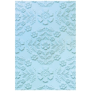 Może przedstawiać: Jasnoniebieskie tło z powtarzającym się wytłoczonym wzorem kwiatów i liści.
