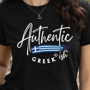 Camiseta auténtica griega "aproximadamente", camiseta minimalista de orgullo de herencia mixta, diseño de la bandera de Grecia.