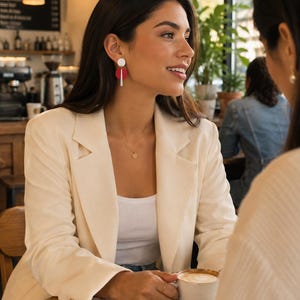 Pendientes modernos geométricos rojos y blancos de arcilla polimérica / Pendientes colgantes minimalistas dorados imagen 3