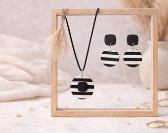 Zwart-wit gestreepte sieradenset van polymeerklei | Moderne hangoorbellen ketting