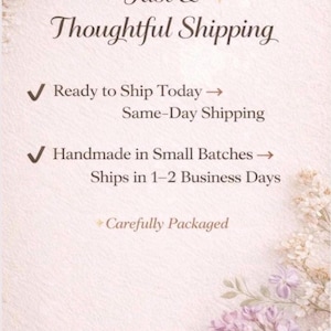 Puede incluir: Un gr&aacute;fico informativo de color rosa claro con detalles florales en las esquinas. El texto dice: Fast & Thoughtful Shipping, Ready to Ship Today, Same-Day Shipping, Handmade in Small Batches, Ships in 1-2 Business Days y Carefully Packaged.