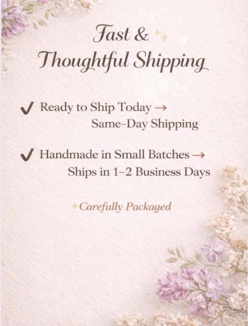Puede incluir: Un gr&aacute;fico informativo de color rosa claro con detalles florales en las esquinas. El texto dice: Fast & Thoughtful Shipping, Ready to Ship Today, Same-Day Shipping, Handmade in Small Batches, Ships in 1-2 Business Days y Carefully Packaged.