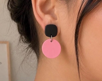 Pendientes de arcilla rosa y negra, pendientes minimalistas llamativos, pendientes ligeros de arcilla polimérica, pendientes colgantes modernos para mujer.