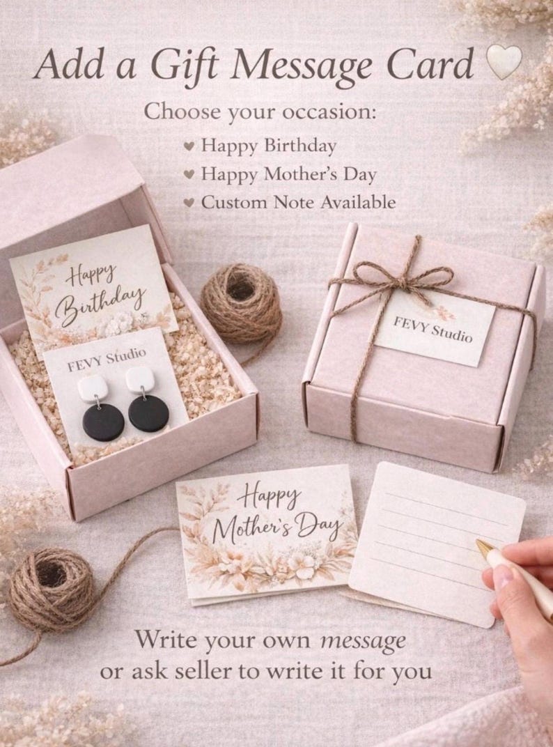 Puede incluir: Un set de regalo con dos cajas de cart&oacute;n rosa claro, una abierta con pendientes circulares blancos y negros sobre una tarjeta, y otra cerrada con cuerda. Incluye tarjetas con Happy Birthday y Happy Mother's Day, adem&aacute;s de una tarjeta en blanco.