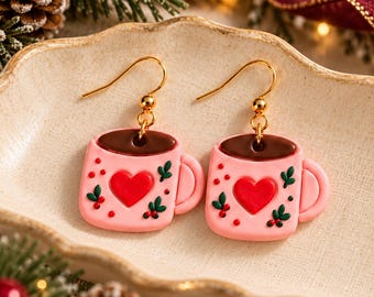 Pendientes de chocolate caliente rosa, pendientes de taza navideña hechos a mano con arcilla polimérica