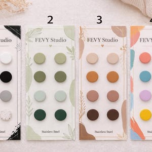 Peut inclure: Un ensemble de trois tasses en céramique avec une finition mate et mouchetée. Les tasses sont dans les tons crème, gris clair et gris foncé. Chaque tasse a un design simple et minimaliste et une anse arrondie.