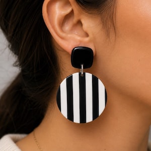 Pendientes llamativos en blanco y negro, pendientes colgantes geométricos grandes, pendientes de arcilla polimérica con rayas llamativas, pendientes modernos y ligeros, regalo.