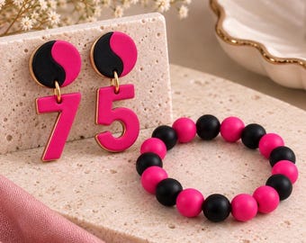 Conjunto de pendientes y pulsera personalizados con números, joyería de cumpleaños en rosa y negro.