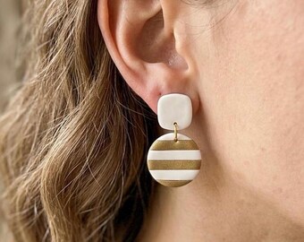 Pendientes bohemios de arcilla polimérica, pendientes colgantes hechos a mano con rayas doradas y blancas, elegantes pendientes geométricos llamativos, regalo de joyería de arcilla para ella.