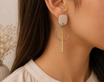 Pendientes colgantes geométricos color oro beige / Joyería llamativa hecha a mano con arcilla polimérica