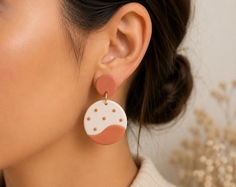 Pendientes de arcilla polimérica color terracota / Pendientes colgantes minimalistas / Pendientes modernos llamativos / Joyería ligera hecha a mano