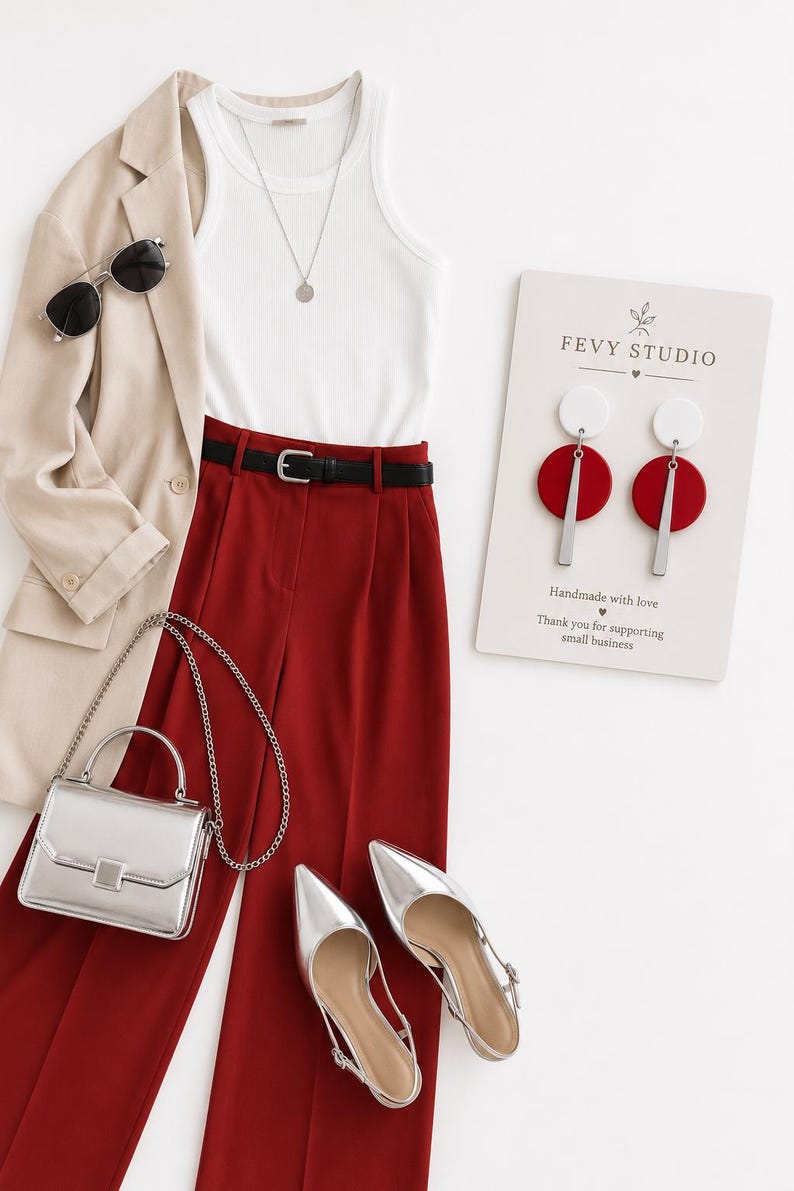 Puede incluir: Un blazer beige, una camiseta sin mangas blanca acanalada, pantalones rojo oscuro con cintur&oacute;n negro, bolso plateado, tacones plateados, gafas de sol negras, collar plateado y pendientes geom&eacute;tricos en una tarjeta de Fevy Studio.