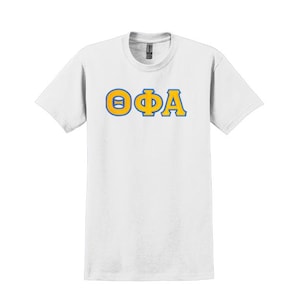 Camiseta con letras griegas de la hermandad Theta Phi Alpha