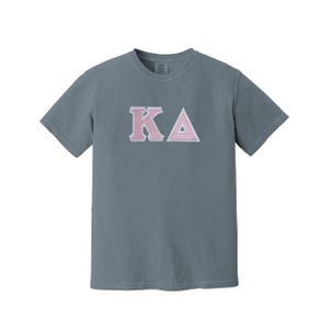 Camiseta con letras griegas y colores cómodos de la hermandad Kappa Delta