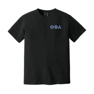 Theta Phi Alpha Sorority Comfort Farben Gesticktes griechisches Buchstaben-T-Shirt