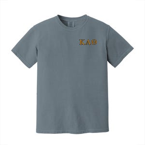 Camiseta con letras griegas bordadas en colores cómodos de la hermandad Kappa Alpha Theta