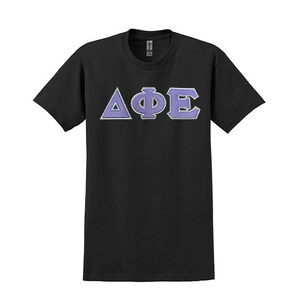 Camiseta com letras gregas da irmandade Delta Phi Epsilon