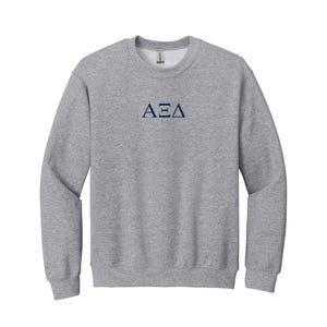 Sudadera de cuello redondo con letras griegas bordadas del Centro de la Hermandad Alpha Xi Delta