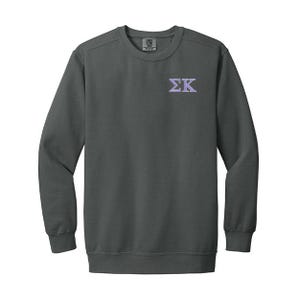 Sudadera de cuello redondo con letras griegas bordadas en colores cómodos de la hermandad Sigma Kappa