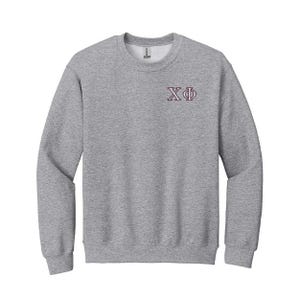Sudadera de cuello redondo con letras griegas bordadas de la fraternidad Chi Phi