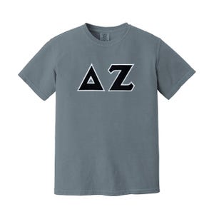 Camiseta con letras griegas de la hermandad Delta Zeta con colores cómodos
