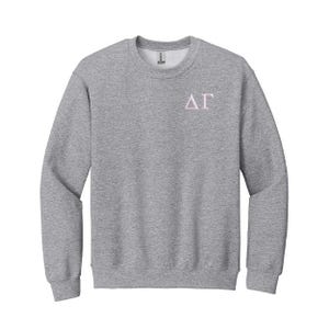 Sudadera de cuello redondo con letras griegas bordadas de la hermandad Delta Gamma