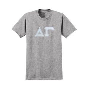 Camiseta con letras griegas de la hermandad Delta Gamma