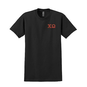 Camiseta con letras griegas bordadas de la hermandad Chi Omega